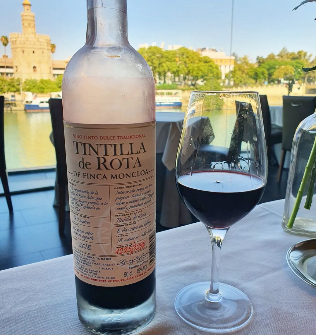 Un #vino dulce para sacarte una #sonrisa. 😁🍷

Nuestra selecta #bodega marida perfectamente con nuestra carta y nuestras vistas. Una combinación para los cinco sentidos. ✨