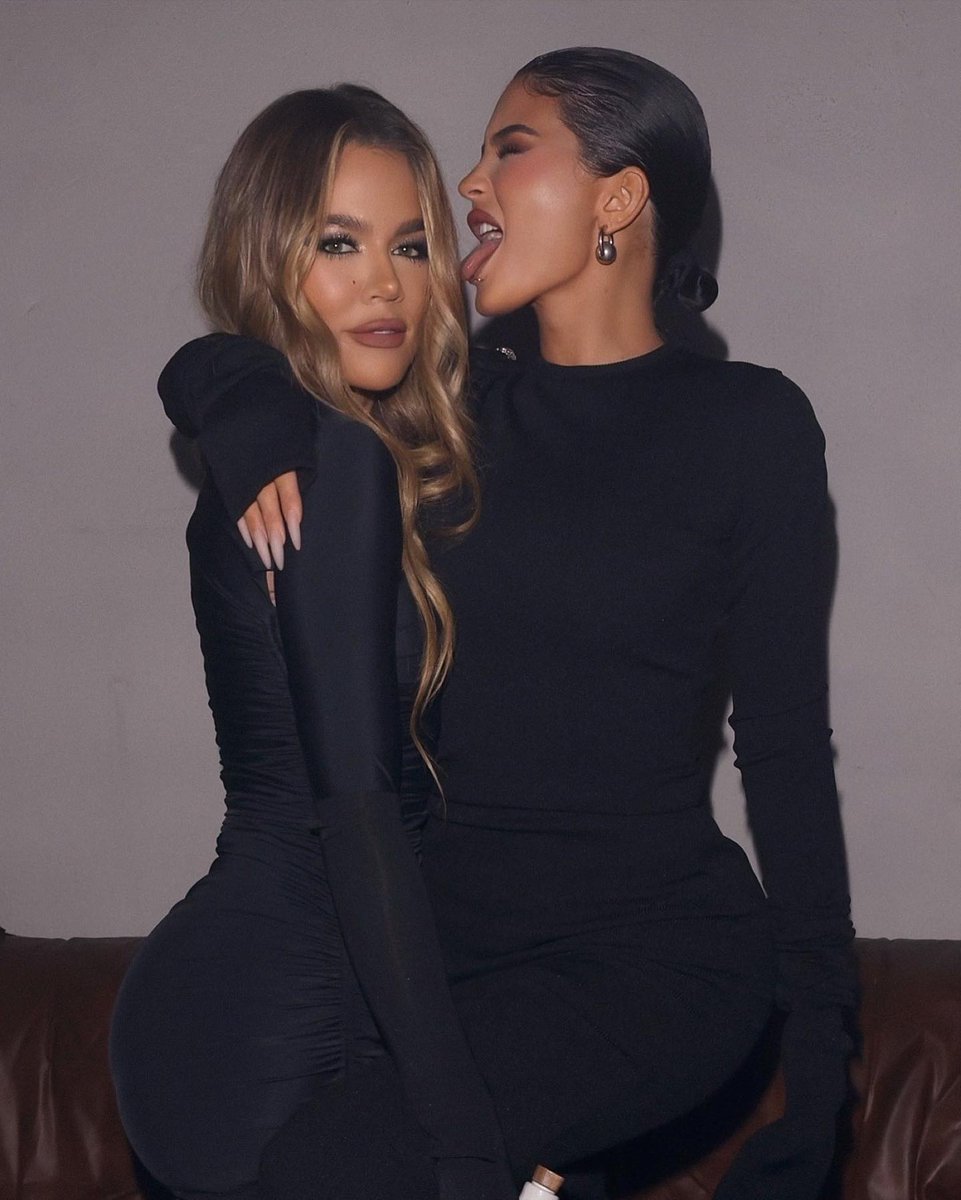 KhloeKardashianFans.com tweet media