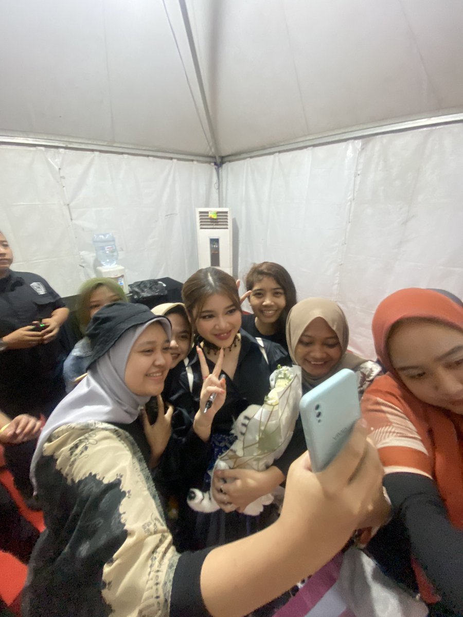 hildaelina's tweet photo. @initiaraandini Mimpi yg jadi kenyataan 😭🥰
Meskipun ketinggalan ga ikut kasih surprise Titi. Tp mimpi ketemu sedeket ini beneran jd kenyataan donk.
Giliran udh deket gini malah deg²an donk, sampe salah, ikutan temen manggil “kak.” Terus tak revisi “eh, dek.. Titi aja deh” 😂 https://t.co/WZjl6vy7rU