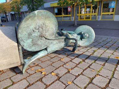 BNDeStemBreda's tweet photo. Roepende buurtbewoner redt beeld corsomeisje: ‘Hé stelletje dieven, wegwezen!’ https://t.co/16w8BCMxNN https://t.co/dFCJi6iorm