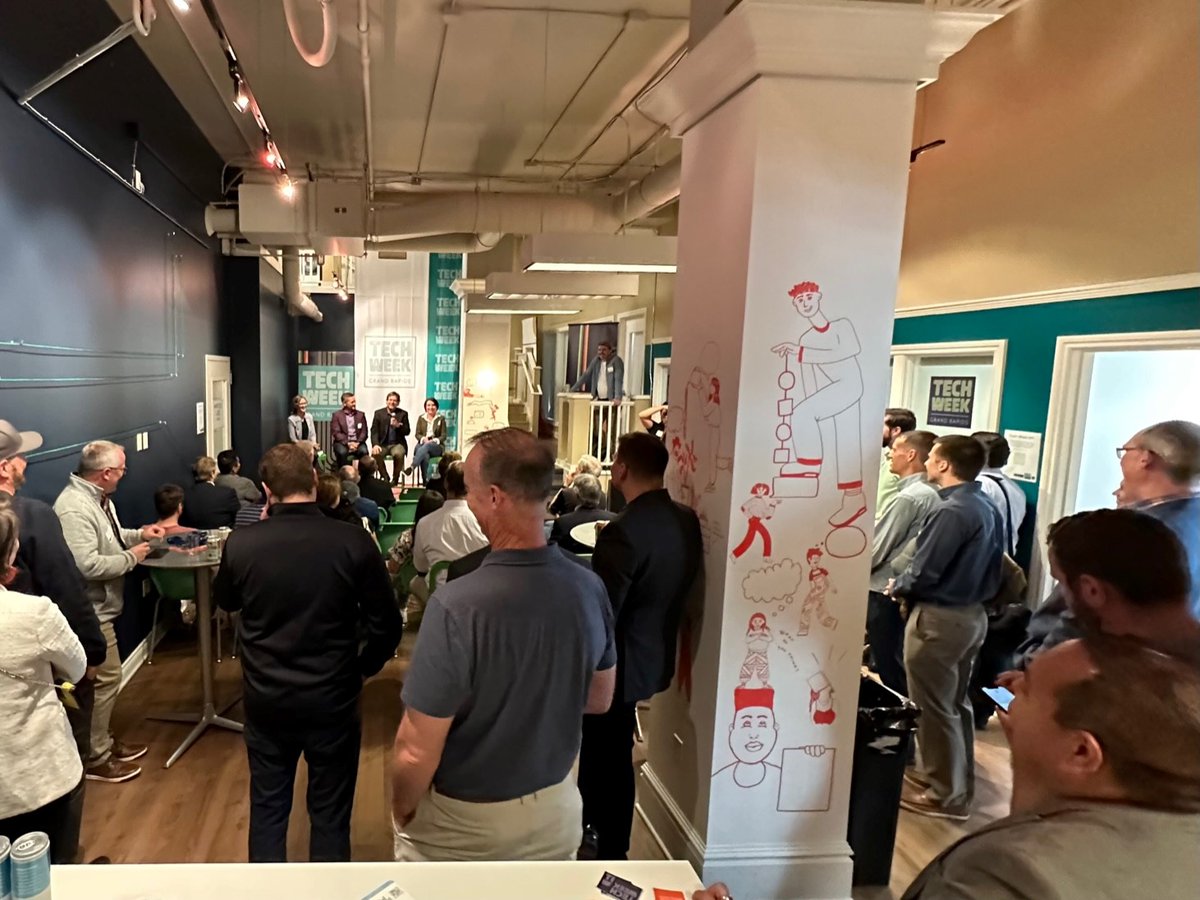 ekunnen's tweet photo. The @GVSU @gvsuinnovate IT Innovation and Research team attends @TheRightPlaceGR #TechWeekGR - Looking forward to next year already! 🙌 https://t.co/rb3MI0qBj3 https://t.co/flNP13AAoa