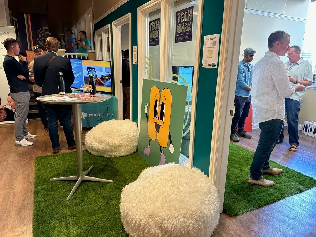 ekunnen's tweet photo. The @GVSU @gvsuinnovate IT Innovation and Research team attends @TheRightPlaceGR #TechWeekGR - Looking forward to next year already! 🙌 https://t.co/rb3MI0qBj3 https://t.co/flNP13AAoa
