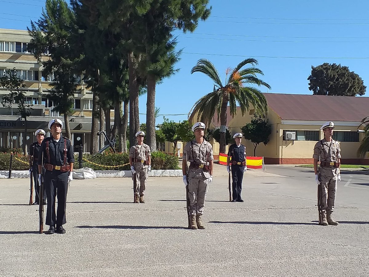 Armada_esp's tweet photo. Así es un día de #InstrucciónMilitar de los alumnos del curso de acceso a la Escala de Suboficiales en la Escuela de Suboficiales de la Armada.
➡️ perfección en los movimientos
👉🏼 importancia del conjunto
💪#Esfuerzo colectivo.
#SomosLaArmada⚓️🇪🇸
#ESUBO https://t.co/2aZ7BeSRbM