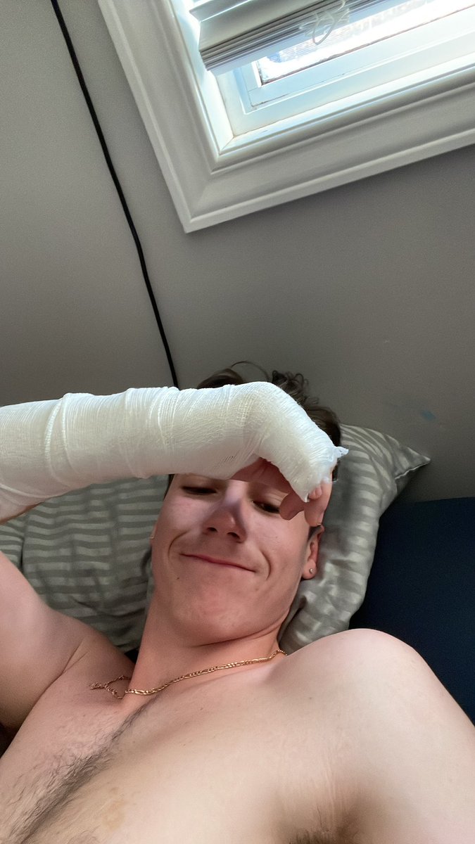 IAmLeroyyy's tweet photo. I broke my hand last night blocking a shot during my hockey game. Cant use my left hand for at least 2 weeks until I can see a plastic surgeon for a follow up. Meaning I can hardly play any sort of video games. This is not what i needed 😂 https://t.co/DXybN4Oi44