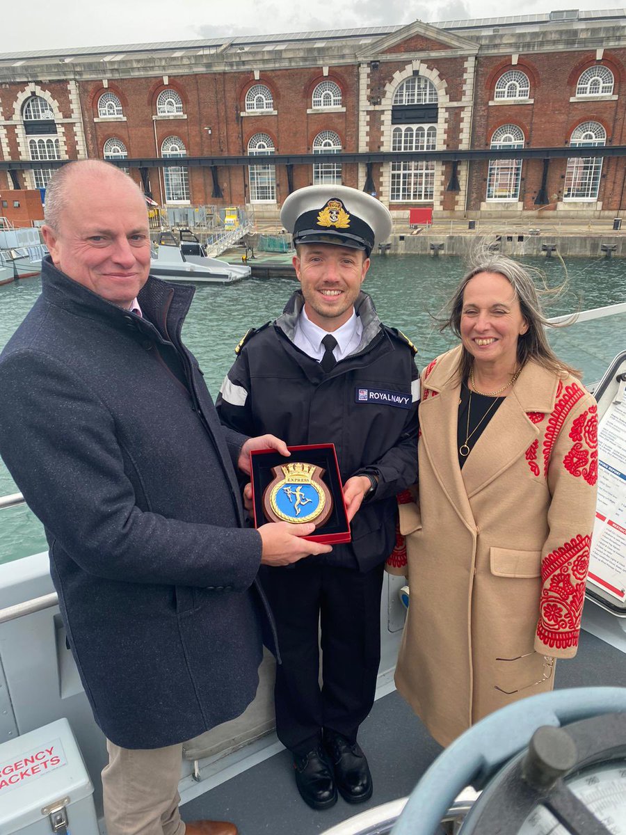 Last week we had the honour of hosting @VAdmAndrewBurns and @WO1MickTurnbull for part of the Fleet Commander’s Warrant Officer handover. EXPRESS Ship’s Company hosted guests as we transited to the IoW and back. A privilege to have you all on board. #HotOffEXPRESS