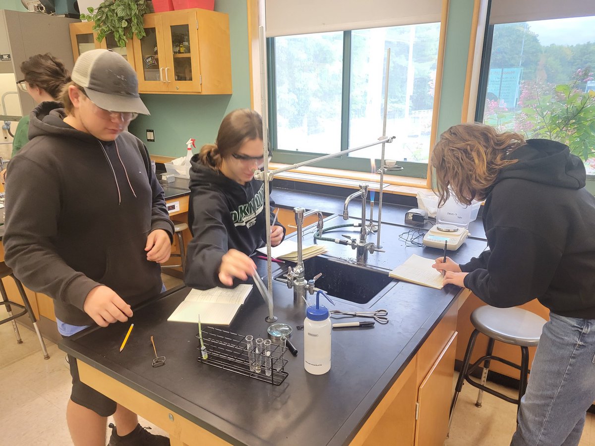 OakSciMatters's tweet photo. Honors Chem with Physical and Chemical Changes Lab https://t.co/fnOXbcLWj2