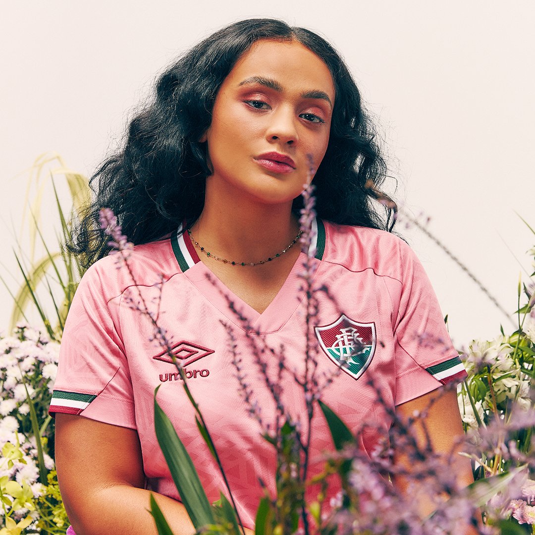 UmbroBrasil's tweet photo. O Outubro Rosa chegou e estamos cada vez mais unidos e fortes nessa luta. Com amor e com vigor, vamos vencer o câncer de mama. Um toque para mudar o jogo. #PerguntaPraElas #Femama @FluminenseFC https://t.co/nu14x71pgI