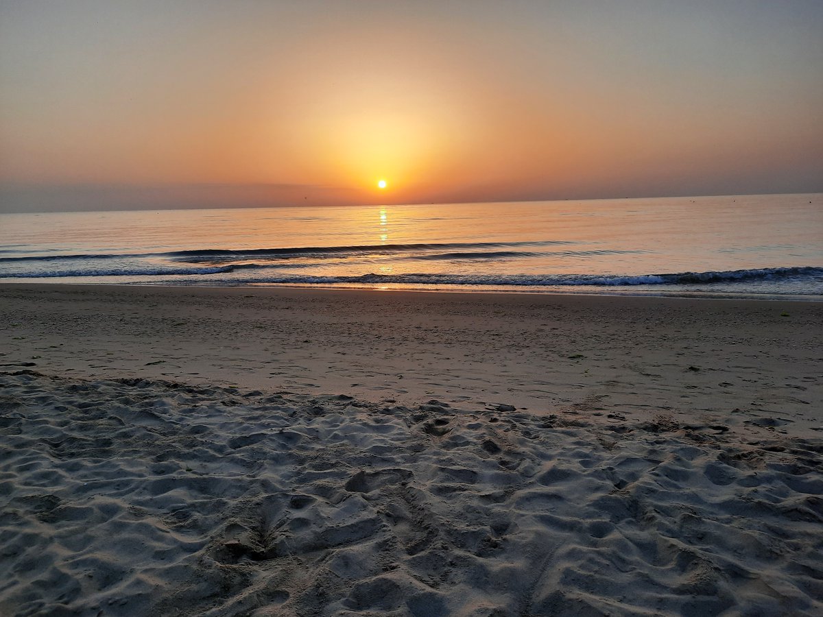 Mein aktuelles Sehnsuchtsbild. Der Sonnenaufgang in #Italien. Wenn der Sommer sich verabschiedet, gibt es immer die Momente, die besonders hängen bleiben. Was sind eure Sehnsuchtsmomente? #Urlaub #Reisen #Sommer #Sommerferien #Travel #Reiseblogger #Travelblogger #Familienurlaub