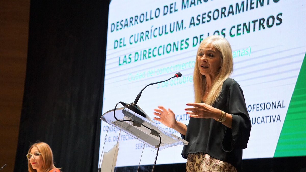 EducaAnd's tweet photo. 👩‍🏫 @Patricia_Pozo_ destaca que el currículo andaluz pone en valor la cultura del esfuerzo para mejorar los resultados.

👉 Inaugura unas jornadas de formación sobre el desarrollo del marco autonómico del currículo dirigidas a los equipos directivos.

ℹ https://t.co/BQmkUgPtpi ✅ https://t.co/uRn8nH3Ipv