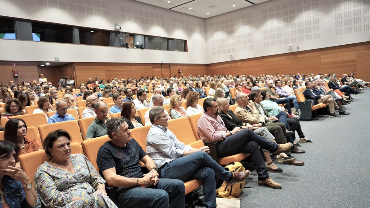 EducaAnd's tweet photo. 👩‍🏫 @Patricia_Pozo_ destaca que el currículo andaluz pone en valor la cultura del esfuerzo para mejorar los resultados.

👉 Inaugura unas jornadas de formación sobre el desarrollo del marco autonómico del currículo dirigidas a los equipos directivos.

ℹ https://t.co/BQmkUgPtpi ✅ https://t.co/uRn8nH3Ipv