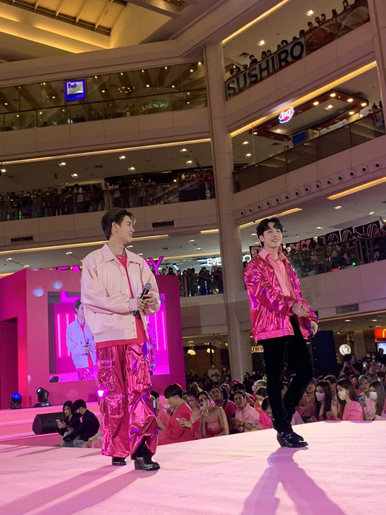 EVEANDBOY's tweet photo. เอา หยิ่น วอร์ ตอน On stage มาฝากค่าา หล่อมากเลยยย💖💖💖

#ebseacongrandopening #eveandboypowershotxyinwar #หยิ่นวอร์ https://t.co/79QgbnBuYz