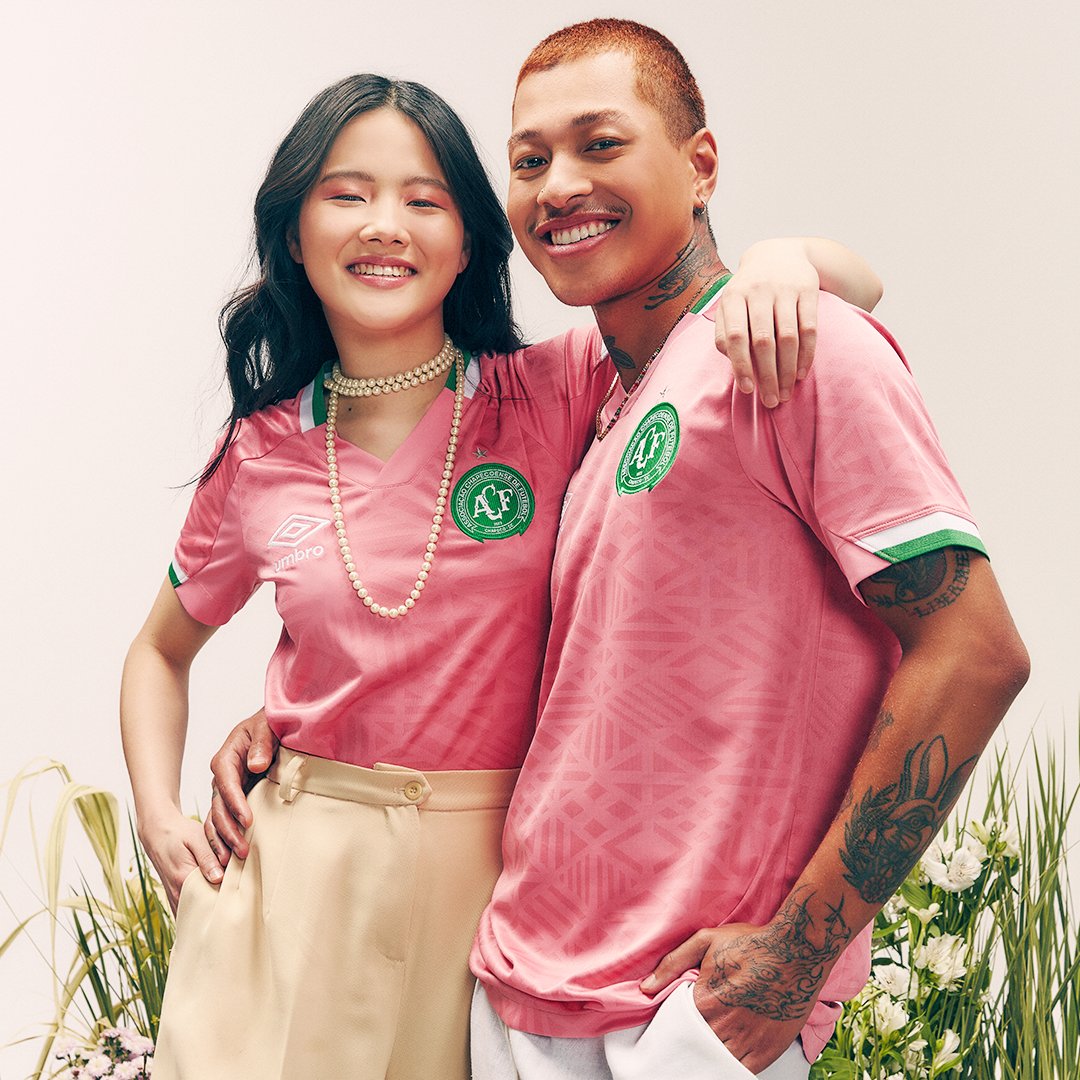 UmbroBrasil's tweet photo. Com bravura, raça e fervor, jogamos por aquelas que damos todo o nosso amor. O Outubro Rosa chegou e o nosso glorioso verde ganha uma nova cor. Um toque para mudar o jogo. #PerguntaPraElas #Femama @ChapecoenseReal https://t.co/z126qyL1XX