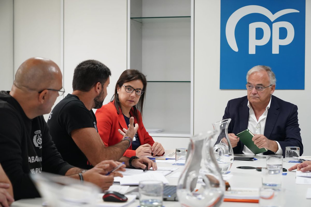 tu_abandono's tweet photo. 🔵🔵 #Política | Hoy retomamos conversaciones con la Nueva Ejecutiva de @populares

En Reunión mantenida con @gonzalezpons @anadebande y @Mtelladof se fijan líneas maestras con ESTATUTO Prisiones y EQUIPARACIÓN

✅ Es necesario un Compromiso dentro del PROGRAMA ELECTORAL

#TAMPM https://t.co/hutjOTLP4p
