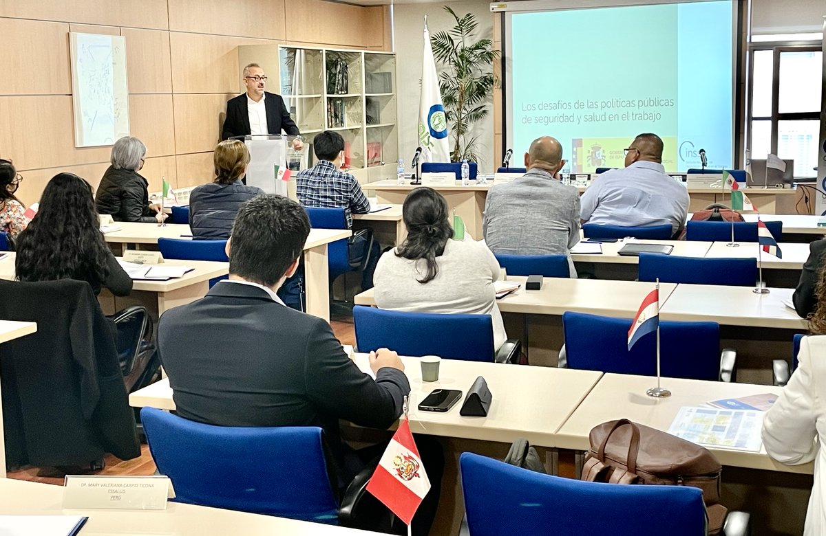 INSST_MITES_GOB's tweet photo. Carlos Arranz, Director del #INSST participa en la inauguración del XXII Máster en #PRL y desarrollo de la presentación sobre “Marco estratégico de la #UE sobre #SST 2021 -2027” de la @OissSec https://t.co/jyH3yXkaLW