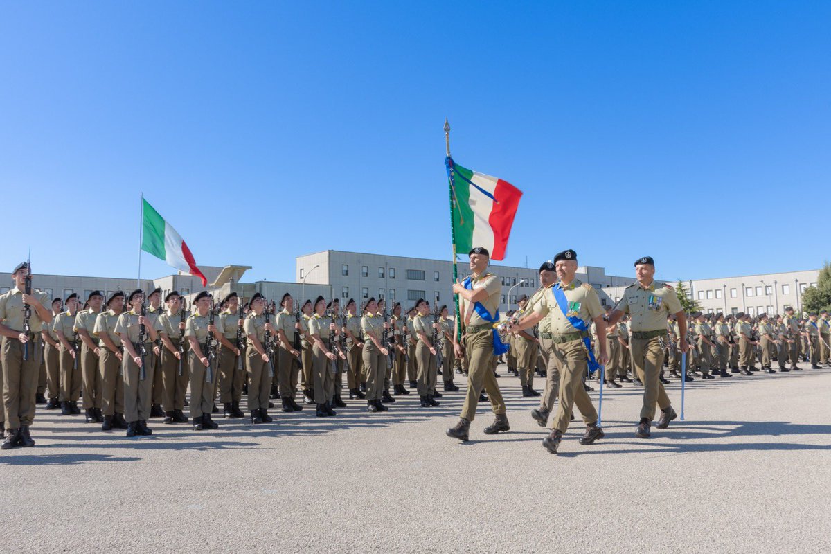 Esercito's tweet photo. Nei giorni scorsi, i #VFP1 appartenenti al 2° scaglione del 2° blocco 2021 hanno giurato fedeltà alla Repubblica Italiana, al cospetto delle Bandiere di guerra dei RAV di #AscoliPiceno, #Capua, #Cassino e #Verona. Benvenuti ufficialmente nella grande famiglia dell'#Esercito. https://t.co/x8oP7BhU2D