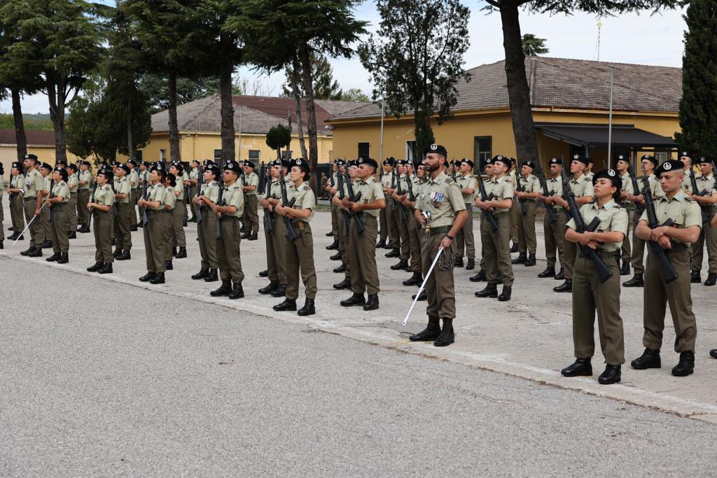 Esercito's tweet photo. Nei giorni scorsi, i #VFP1 appartenenti al 2° scaglione del 2° blocco 2021 hanno giurato fedeltà alla Repubblica Italiana, al cospetto delle Bandiere di guerra dei RAV di #AscoliPiceno, #Capua, #Cassino e #Verona. Benvenuti ufficialmente nella grande famiglia dell'#Esercito. https://t.co/x8oP7BhU2D