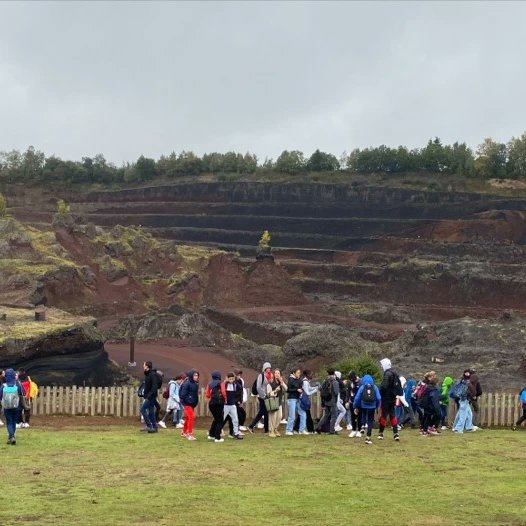 saintemarielyon's tweet photo. Au cœur de la Chaîne des Puys inscrite au Patrimoine mondial de l’Unesco se trouve le Volcan de Lemptégy labellisé Grand Site de France.

Nos élèves de 4e de La Verpillière ont découvert les méandres du volcan et ses « trésors » : bombes, cheminées volcaniques, coulée de lave… https://t.co/3lFuhIMUQf