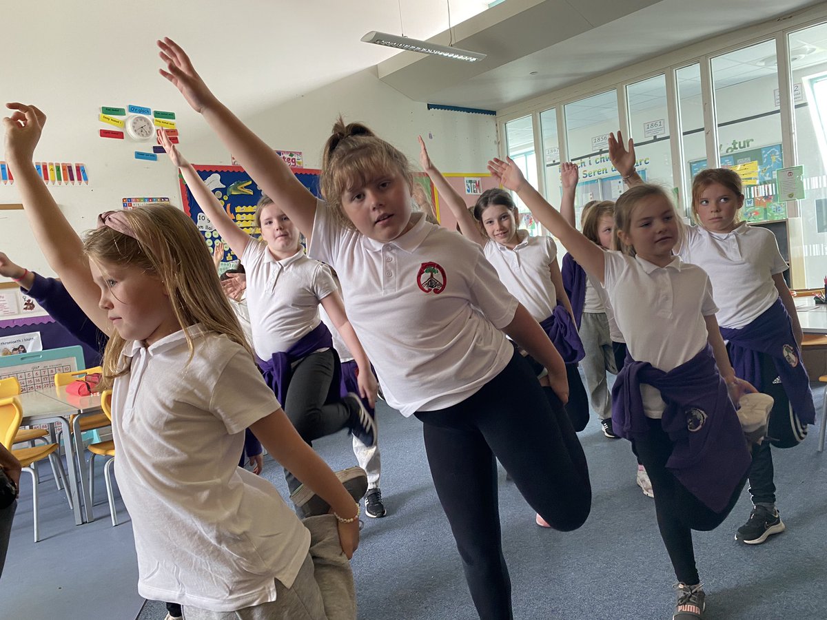 bro_helyg's tweet photo. Blwyddyn 3 a 4 yn gwneud ioga yn y Gymraeg #siarteriaithbrohelyg #unigolioniachushyderus #ymarfercorff #Serenasbarc https://t.co/2DI9K4yZzG