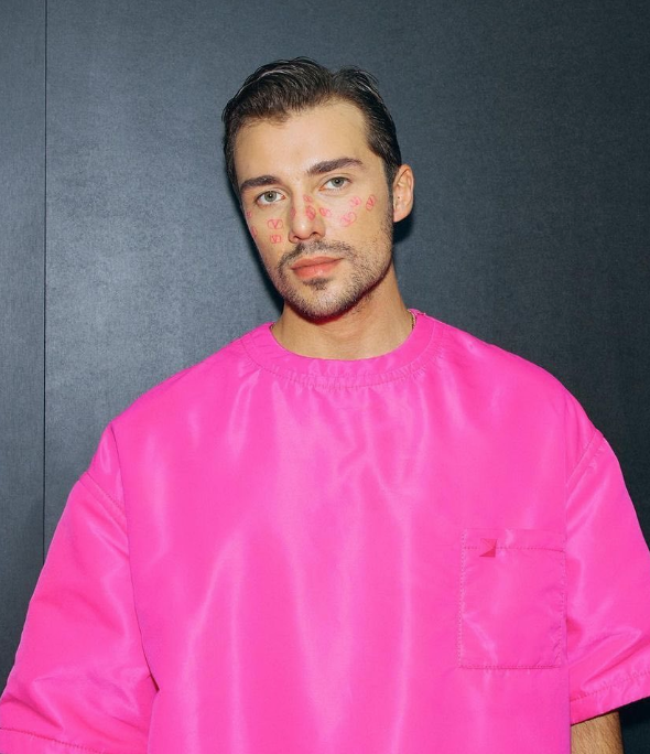 beManMagazine's tweet photo. Man in pink!🤟🏻 
#bemanmagazine #manstyle #manmagazine #valentino #cemalcancanseven https://t.co/6mi4Li81bz