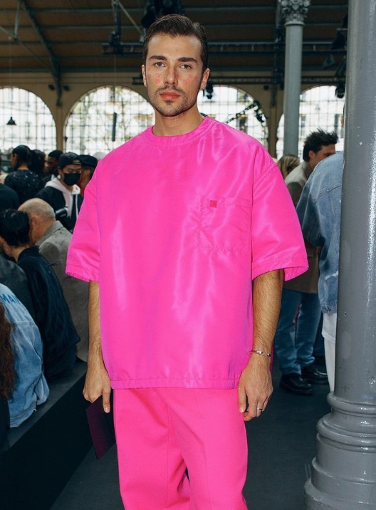 beManMagazine's tweet photo. Man in pink!🤟🏻 
#bemanmagazine #manstyle #manmagazine #valentino #cemalcancanseven https://t.co/6mi4Li81bz