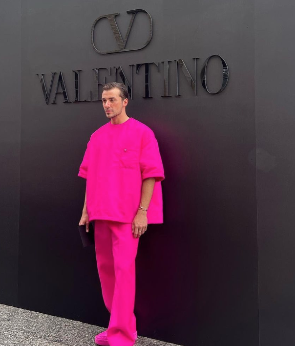 beManMagazine's tweet photo. Man in pink!🤟🏻 
#bemanmagazine #manstyle #manmagazine #valentino #cemalcancanseven https://t.co/6mi4Li81bz