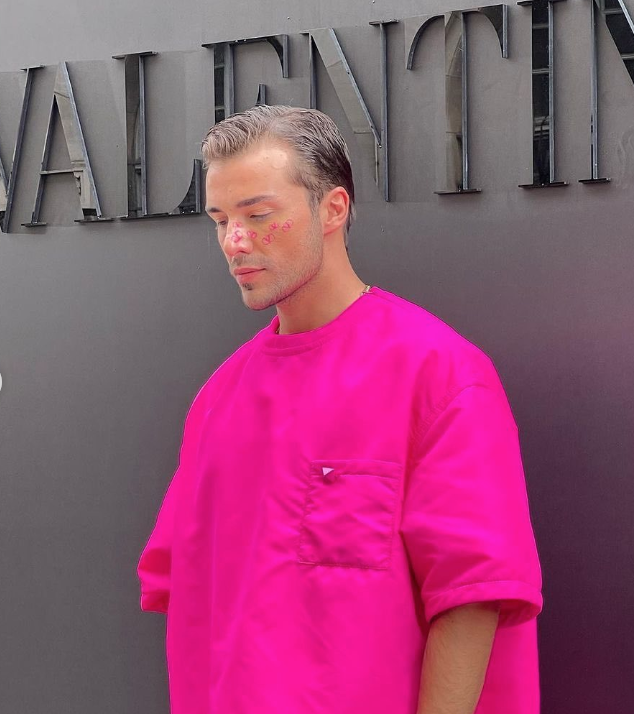 Man in pink!🤟🏻 
#bemanmagazine #manstyle #manmagazine #valentino #cemalcancanseven