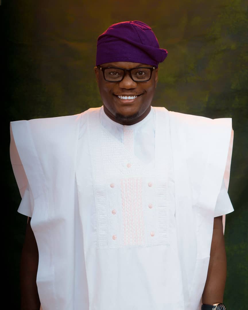 OyoNews1's tweet photo. An Ibadan-based entertainer, Olakunle Akinsete has advocated for more inclusion of young Nigerians in governance, saying they play a vital role in developing the Nation.  #Shete

https://t.co/aIwavamrjo https://t.co/kN8AUolX0Y