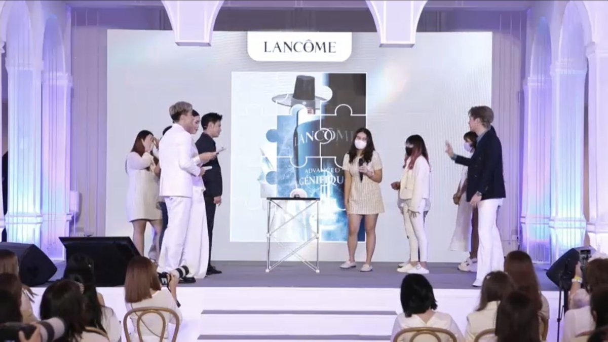 singtostjinx's tweet photo. why is this so funny hahaha the fan in krist’s team guessed first but she was so excited she pointed at the screen instead of ringing the bell. krist doing the demo and being sulky 🤣
#LancomeXKristSingto https://t.co/VbOBZGfCeR