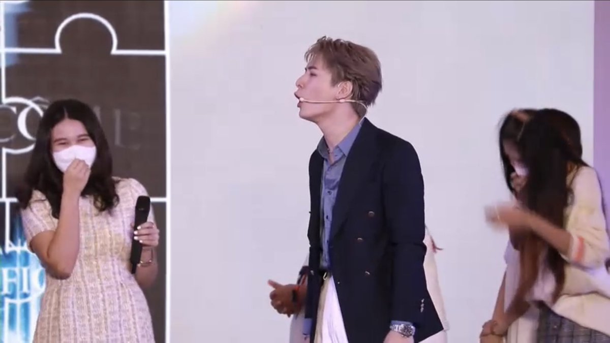 singtostjinx's tweet photo. why is this so funny hahaha the fan in krist’s team guessed first but she was so excited she pointed at the screen instead of ringing the bell. krist doing the demo and being sulky 🤣
#LancomeXKristSingto https://t.co/VbOBZGfCeR