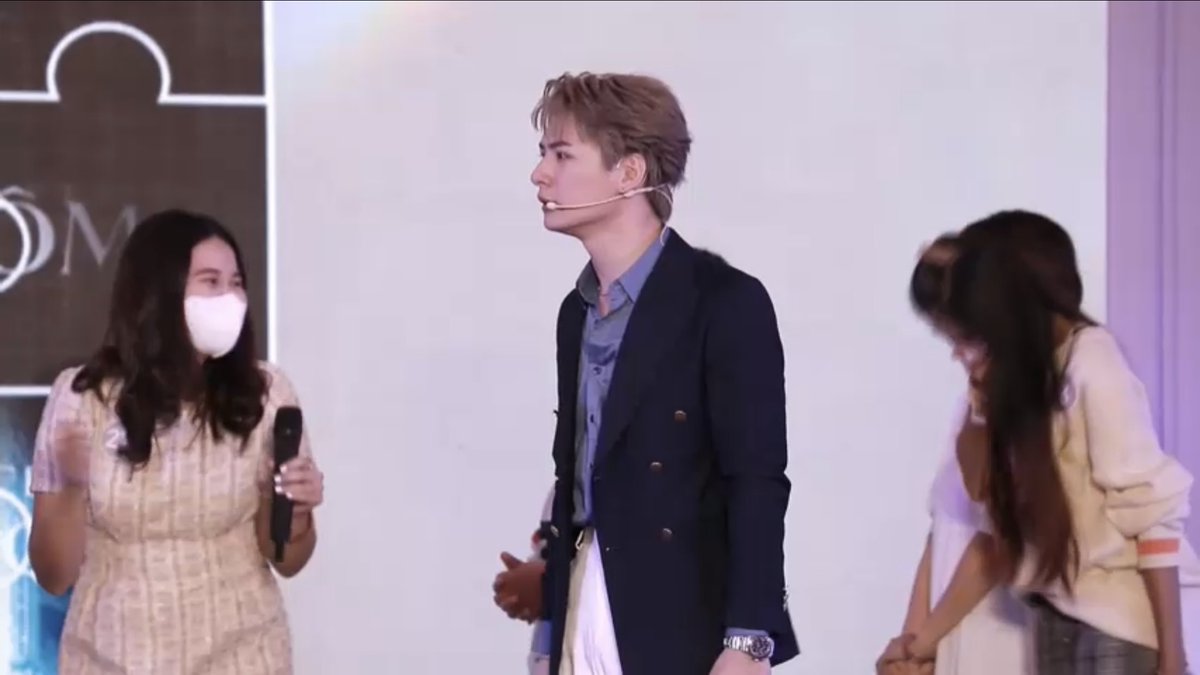 singtostjinx's tweet photo. why is this so funny hahaha the fan in krist’s team guessed first but she was so excited she pointed at the screen instead of ringing the bell. krist doing the demo and being sulky 🤣
#LancomeXKristSingto https://t.co/VbOBZGfCeR