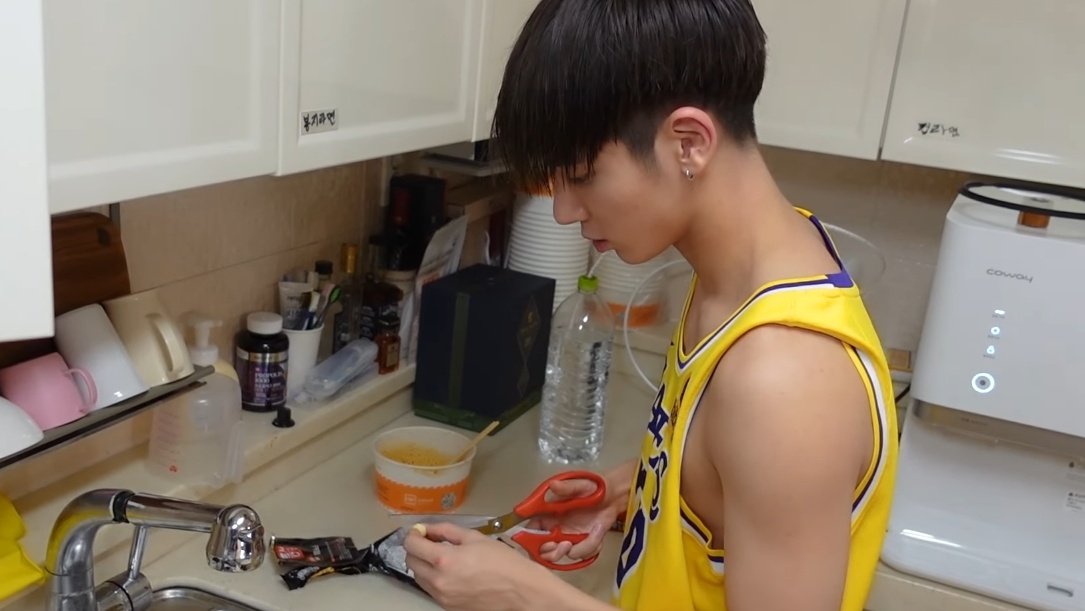 yeonfarie's tweet photo. EXACTLY ON BOYFRIENDS DAY??? https://t.co/De309Ffibl