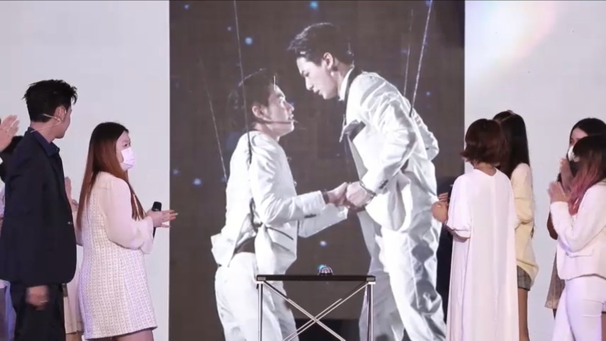 singtostjinx's tweet photo. a dance on the night of a full moon 🥹
#LancomeXKristSingto https://t.co/HJDjton6Hn