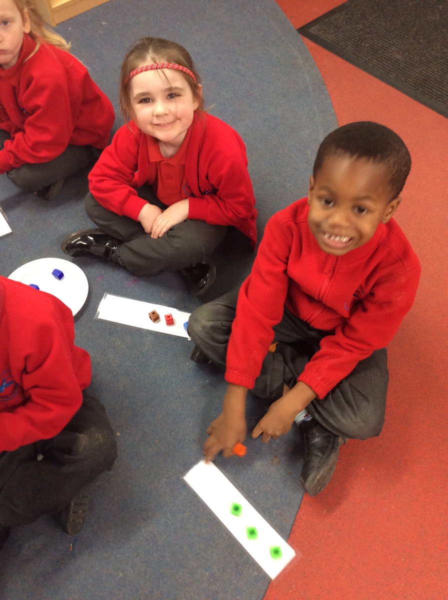 MaundeneSchool's tweet photo. Kingfishers have enjoyed investigating different ways to show the amount of 3. They were able to describe what they could see using sentence starters. #eyfs #subitise #earlymaths https://t.co/TgWG65bZ71