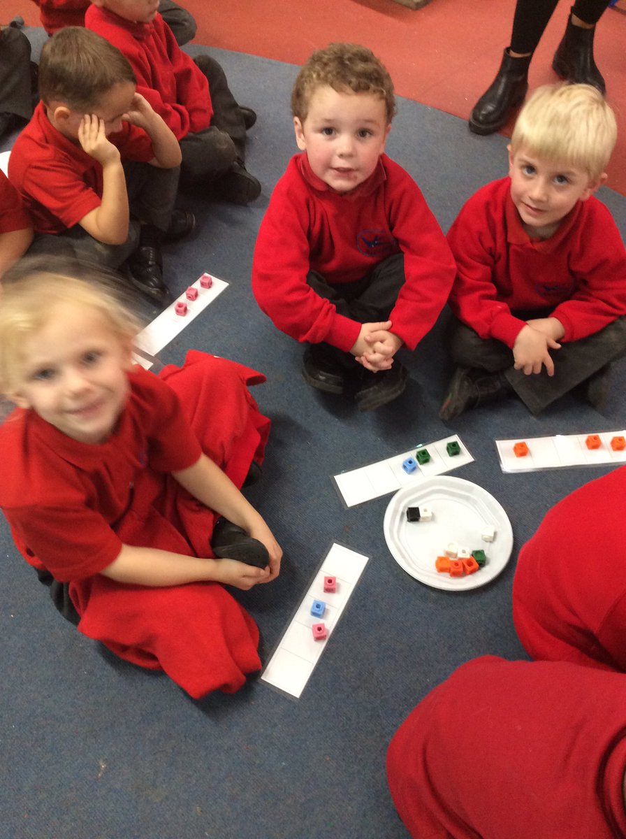 MaundeneSchool's tweet photo. Kingfishers have enjoyed investigating different ways to show the amount of 3. They were able to describe what they could see using sentence starters. #eyfs #subitise #earlymaths https://t.co/TgWG65bZ71