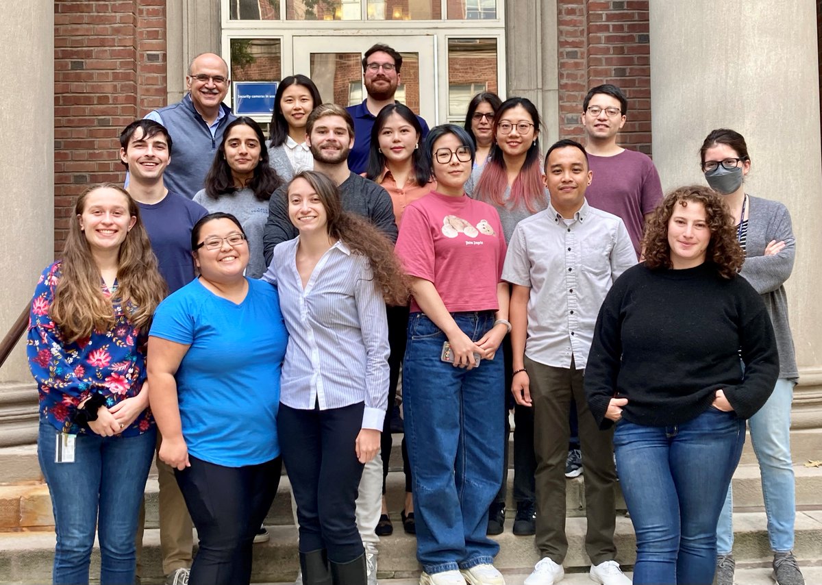 Members of the 2022 @YalePathology Experimental Pathology PhD program w/their mentor, <a href="/ProfKyriakides/">Themis Kyriakides</a>. The program emphasizes research on disease mechanisms via a foundation of training in cell &amp; molecular biology, biochemistry, genetics &amp; bioinformatics. bit.ly/3fyDYoy