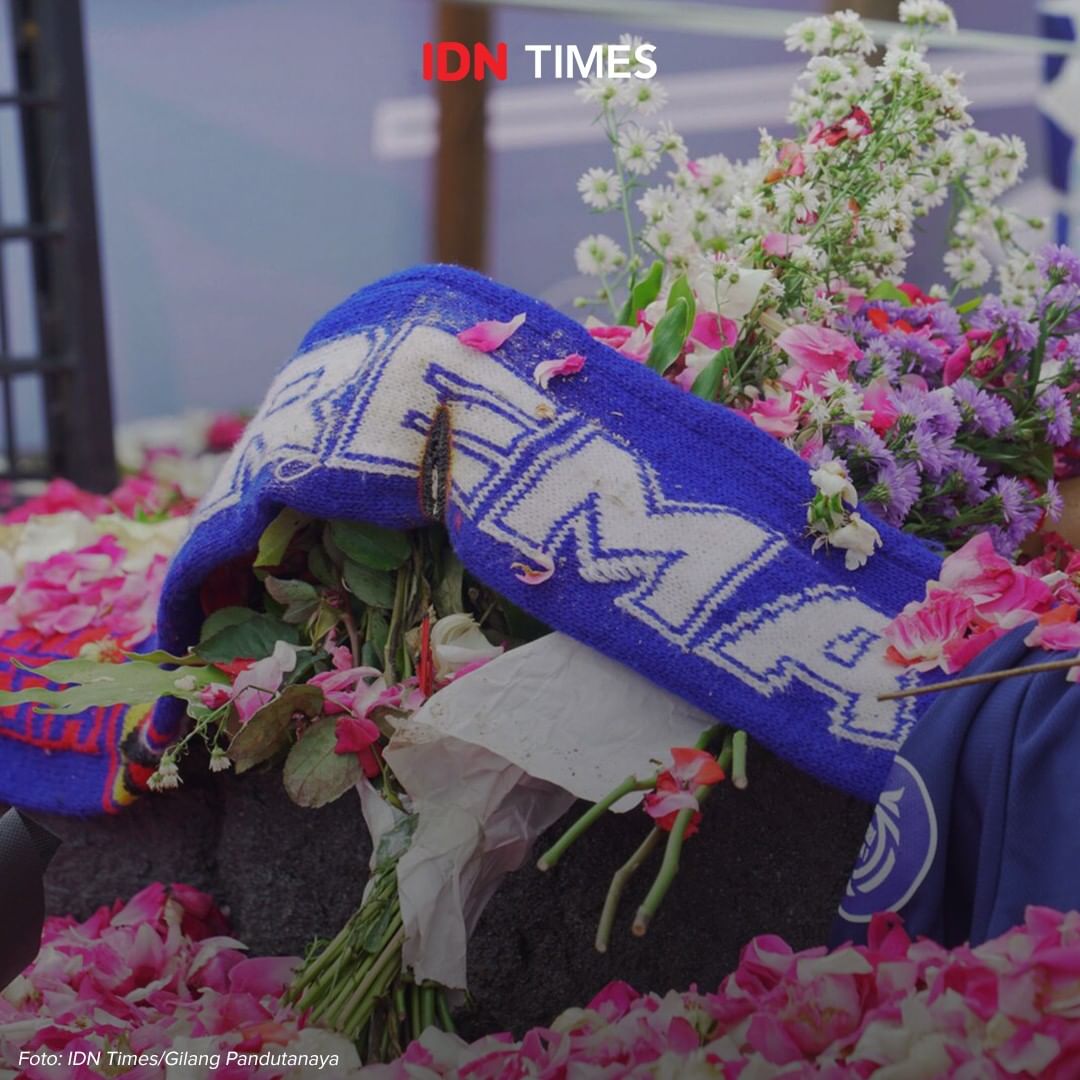 Kerusuhan di Stadion Kanjuruhan, Malang, seusai laga Arema FC VS Persebaya pada 1 Oktober 2022 lalu, menyisakan begitu banyak kepiluan. Berikut ini sebuah utas, tentang mereka yang menjadi saksi dan kehilangan.

[A THREAD] #IDNTimesJatim