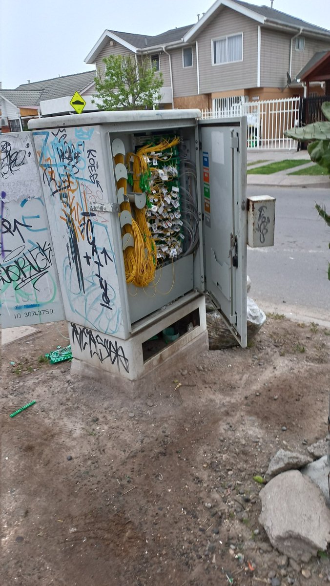 PerroteCL's tweet photo. @entel_ayuda @entel en casas de lo espejo con ohiggins en maipu dañaron la caja con la fibra y quedamos sin servicio https://t.co/wplqrKdsme