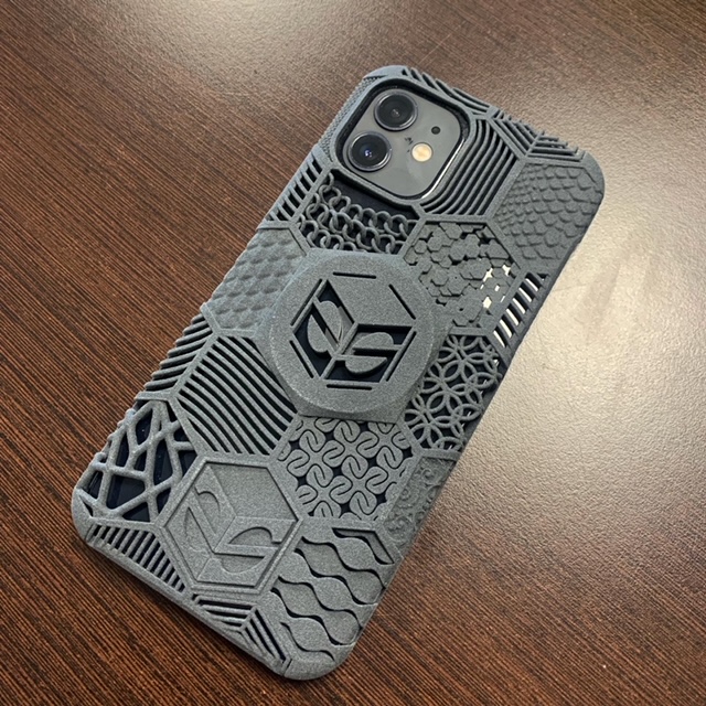 erpro_group's tweet photo. Voilà une de nos pièces en Multi jet fusion par HP !

Cette technologie s’adapte à vos demandes pour créer différents designs comme cette coque de téléphone sur laquelle on retrouve toutes sortes de motifs en relief.

#erpro #impression3dfrance #design #additivemanufacturing https://t.co/uiH80VQIoy