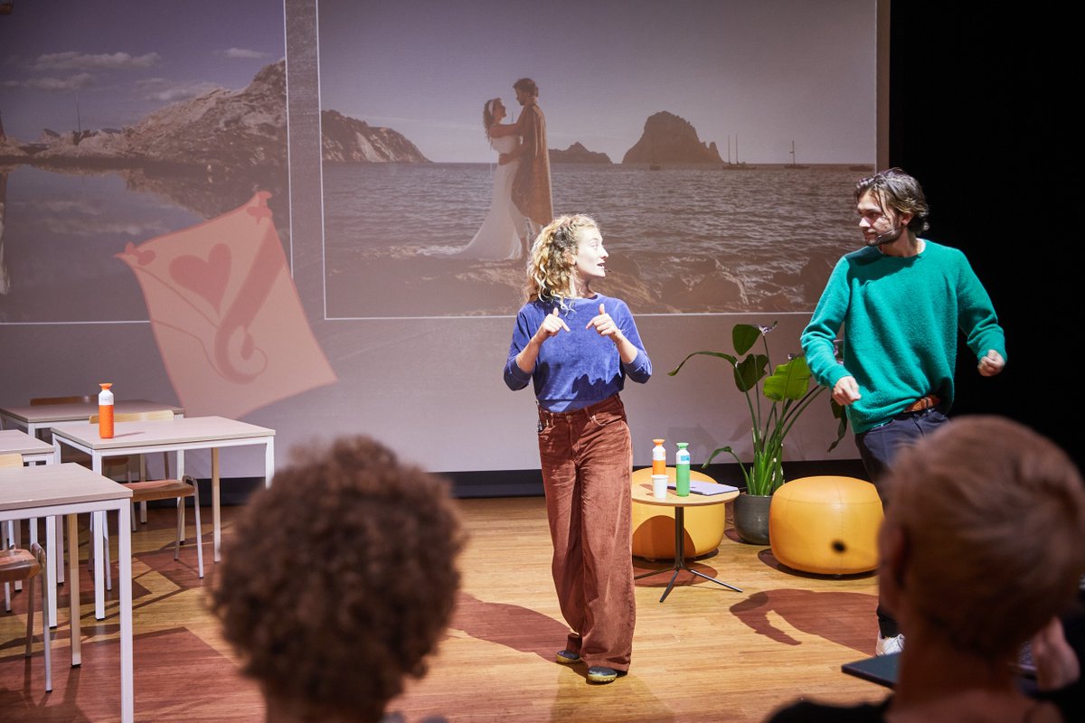RutgersNL's tweet photo. Een theatrale start van de #RutgersDialoog 🎭

Aan de hand van persoonlijke verhalen nemen Mees en Anoek je mee in hun zoektocht naar seksuele diversiteit. #OurLifeinColor is voor iedereen die nog geen complete seksuele voorlichting heeft gehad. 

📺https://t.co/XNHO6ry5mw https://t.co/LfYAMcbNgp