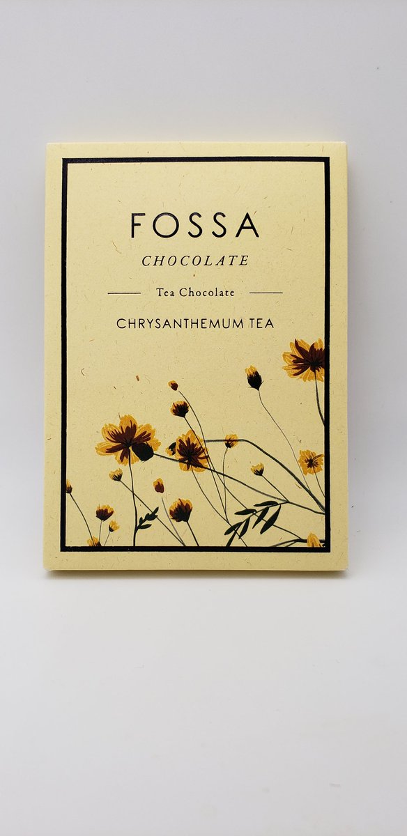 Tea12082's tweet image. FOSSA CHOCOLATE
クリサンセマムティー
菊の花畑に顔を埋めているような錯覚を覚えるほどの菊の花の香り。花びらを食べるときに感じる苦味、植物の茎を食べるときに香る青みがかった風味も。最後はカカオのどっしりとした香りでリセットされて、余韻はカカオ＞菊
#fossachocolate #トモエサヴール