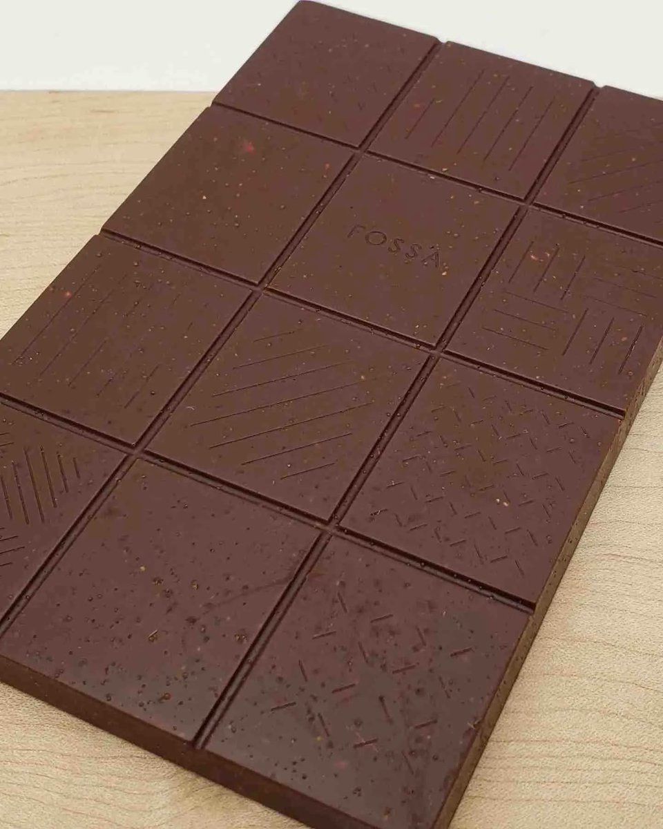 Tea12082's tweet image. FOSSA CHOCOLATE
クリサンセマムティー
菊の花畑に顔を埋めているような錯覚を覚えるほどの菊の花の香り。花びらを食べるときに感じる苦味、植物の茎を食べるときに香る青みがかった風味も。最後はカカオのどっしりとした香りでリセットされて、余韻はカカオ＞菊
#fossachocolate #トモエサヴール