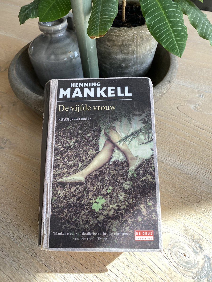 Hannashome_40's tweet photo. In de #wallander serie #devijfdevrouw uitgelezen. Ik houd van de #thrillers van #henningmankell omdat ze diepgang hebben, bijna filosofisch #scandinavischethriller #scandinavian #thriller #zweedseschrijvers #kurtwallander #denfemtekvinnan @uitgeverijdegeus #inspecteurwallander https://t.co/aXCXoSDU17