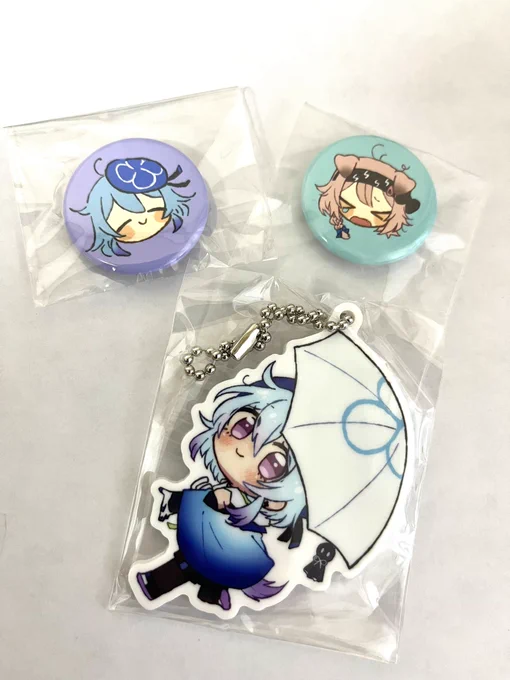らぴたんにお願いしたシリーズその3しろごおりさんとこのミヅキくんスージーちゃん缶バッジアンドアクキー!付ける(確信)ポーチにつけよう、持ち歩きたいかわいさあと白いアクキー、マットでイラストが映えてとてもイイ…ありがとうございましたー! 