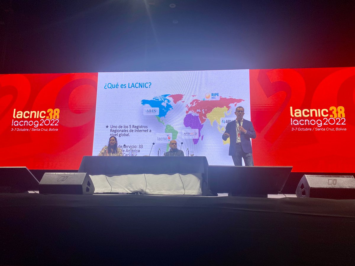 lacnic's tweet photo. ¡Comenzamos! @oscarrobles, director ejecutivo de @lacnic da inicio a la Sesión para nuevos participantes en #LACNIC38 #LACNOG2022 🇧🇴 https://t.co/86DU45OEjt