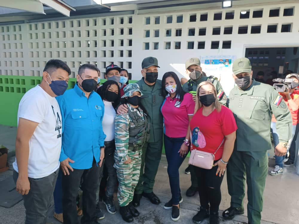 WuikelmanAngelP's tweet photo. Desde mi entrañable UEBN Vinicio Adames de La Vega, recibiendo la energía de los niños y niñas que inician un nuevo período escolar presencial 
#RegresoAClases https://t.co/jF6VkNeRjT