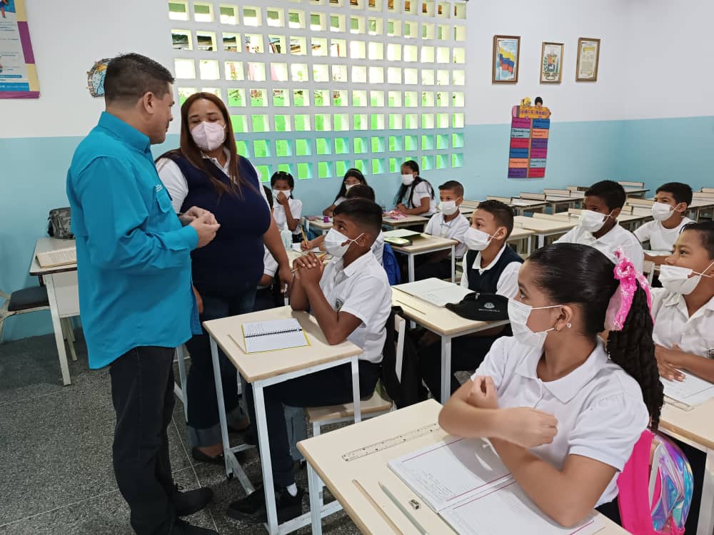 WuikelmanAngelP's tweet photo. Desde mi entrañable UEBN Vinicio Adames de La Vega, recibiendo la energía de los niños y niñas que inician un nuevo período escolar presencial 
#RegresoAClases https://t.co/jF6VkNeRjT