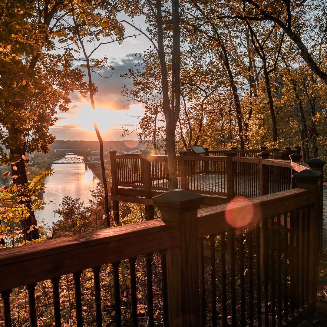 visitpkb's tweet image. With the dropping of temperatures comes the changing of leaves, and here at Visit Greater Parkersburg, we know exactly where you need to be for the best fall activities and views! ⁣⁣
⁣
Read our 10 Must-Do Fall Activities: greaterparkersburg.com/blog/10-must-d…⁣
⁣
📍 Fort Boreman Park