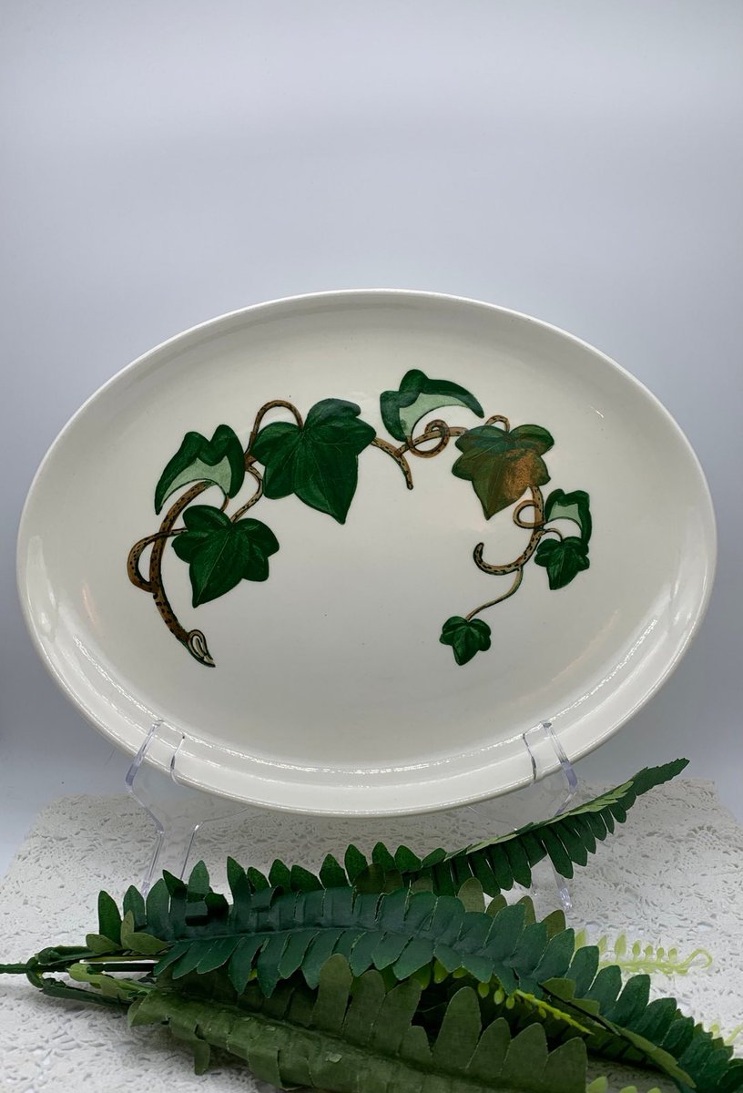 LilyDogAntiques's tweet photo. Excited to share this item from my #etsy shop: Vintage Metlox Poppytrail California Ivy 13" XL Oval Serving Platter, Extra Large California Ivy Platter #ceramic #vintageplatter #metloxplatter #californiaplatter #ivyplatter #largeplatter #californiapottery https://t.co/sVx7xHwYx9 https://t.co/h5E6fImaqU