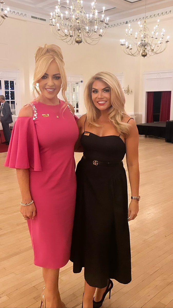 RadioCityLeanne's tweet photo. School Reunion last night 🤩❤️ Clarkies are all insane! Not just me! 😂#elliottclarkeschool https://t.co/rIq51Fl6sL