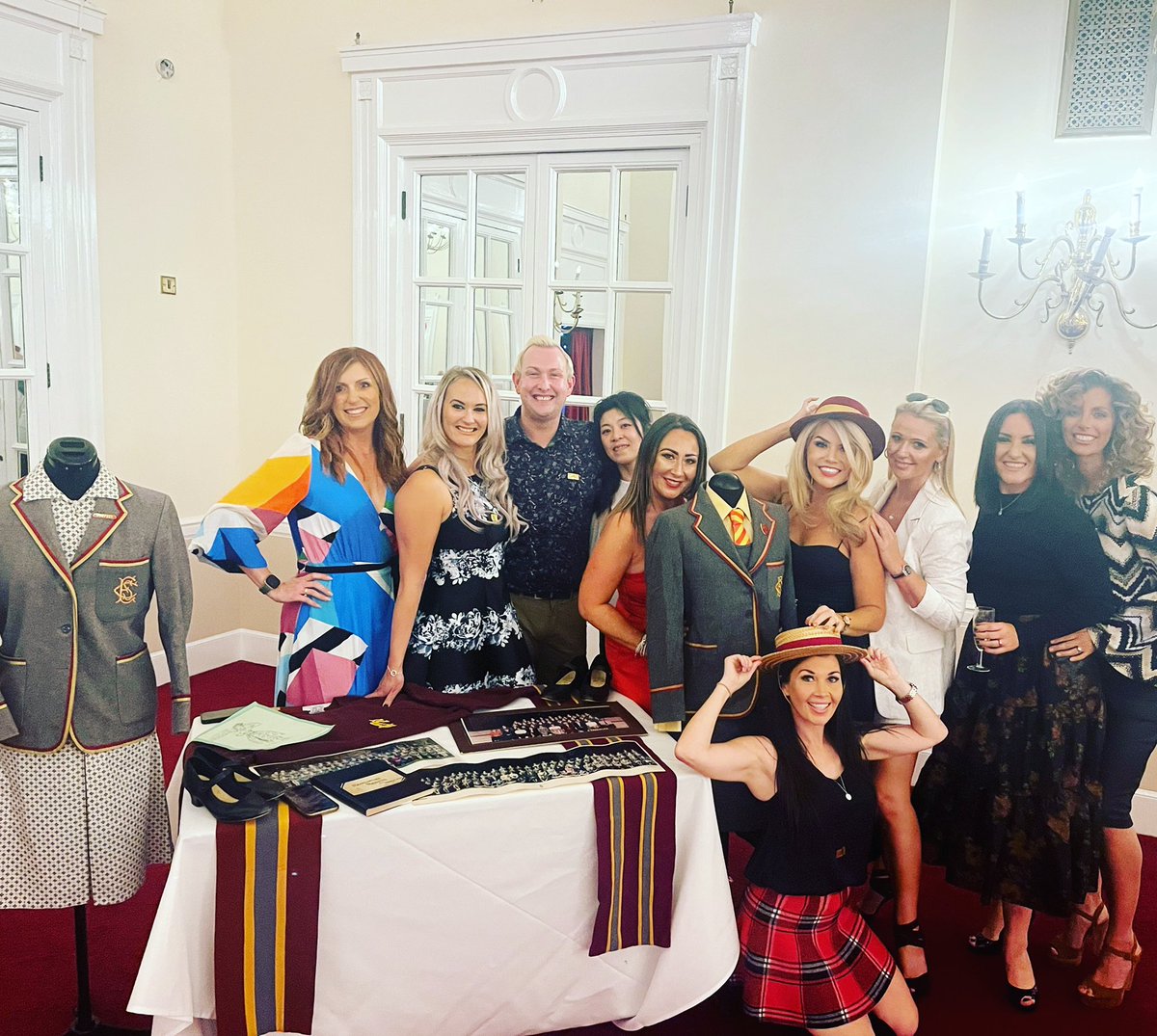 RadioCityLeanne's tweet photo. School Reunion last night 🤩❤️ Clarkies are all insane! Not just me! 😂#elliottclarkeschool https://t.co/rIq51Fl6sL